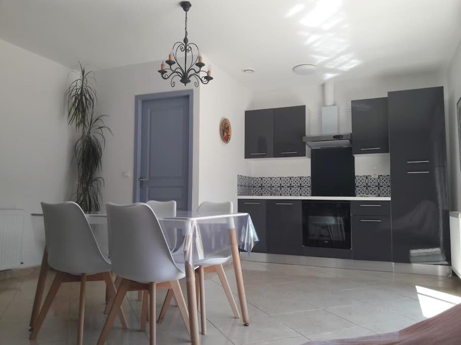 Maison Dans Une Propriete Avec Une Cour Corneilhan Buitenkant foto
